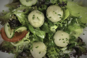 Grammel auf Blattsalat-Querausschnitt