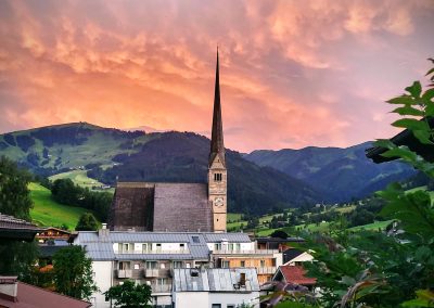 Sommerlicher Blick vom Almblick über Maria Alm mit Saharastaub