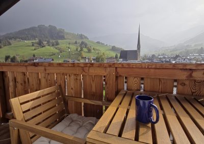Überdachter Balkon des Blauen Apartments bei Regen