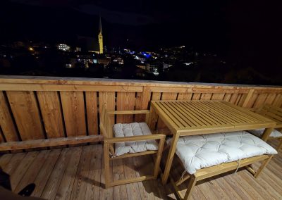 Essplatz auf dem Balkon des Blauen Apartments