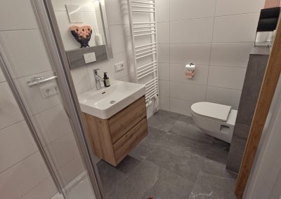 Weitere Ansicht des Badezimmers im Roten Apartment