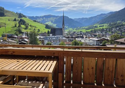 Essplatz auf dem Balkon des Roten Apartments