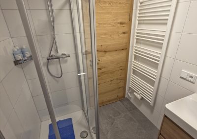 Weitere Ansicht des Badezimmers im Blauen Apartment
