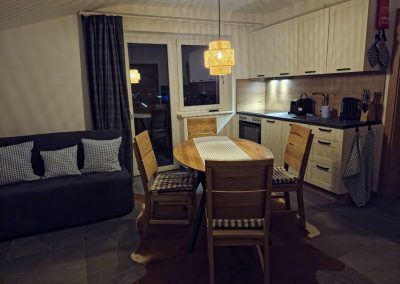 Wohn- und Küchenbereich des Blauen Apartments